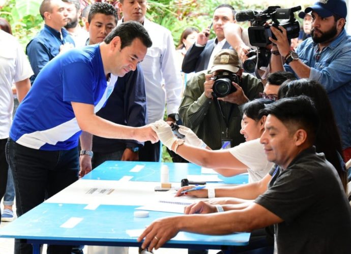 Presidente Jimmy Morales emite su sufragio en la Segunda Vuelta Electoral