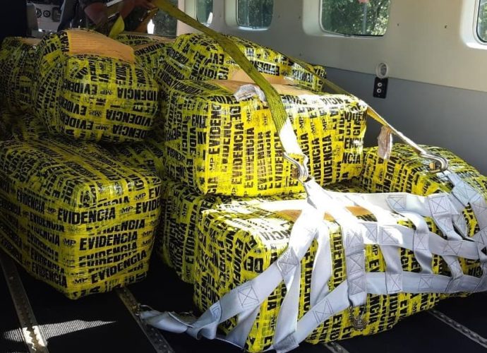 Trasladan los ilícitos decomisados en Puerto Santo Tomás de Castilla hacia Puerto Barrios