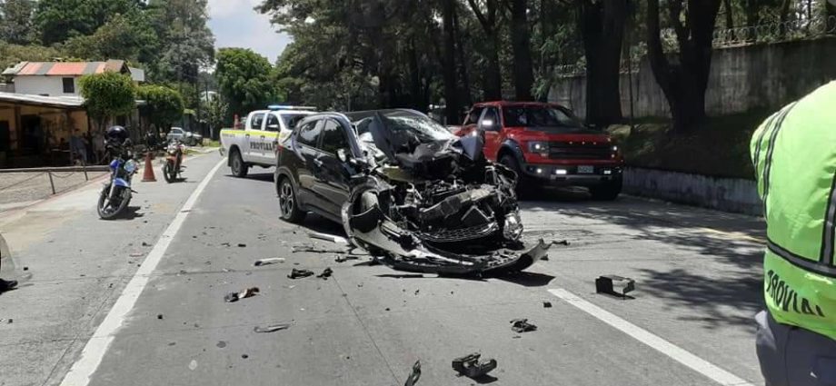 Pablo Aguilar, jugador de Antigua GFC, se accidenta tras colisionar su vehículo