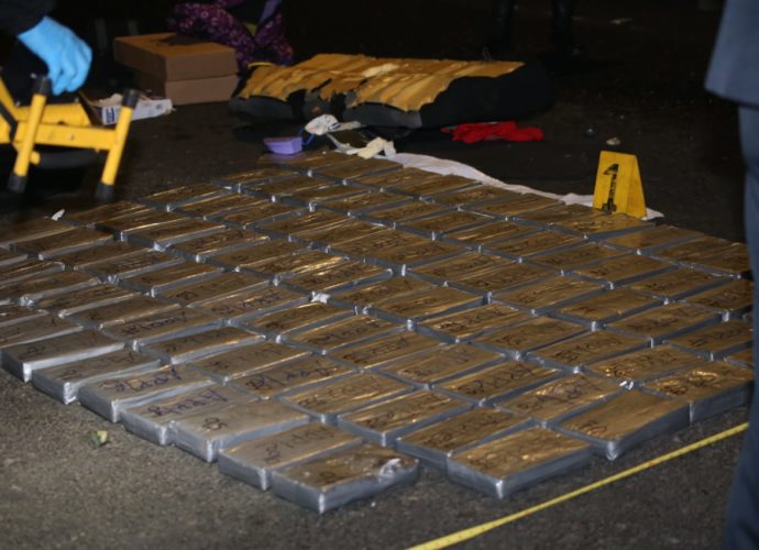 Incautan 97 paquetes de cocaína ocultos en un vehículo