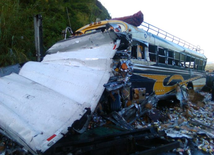 Camión y bus extraurbano colisionan en vuelta “El Chilero”