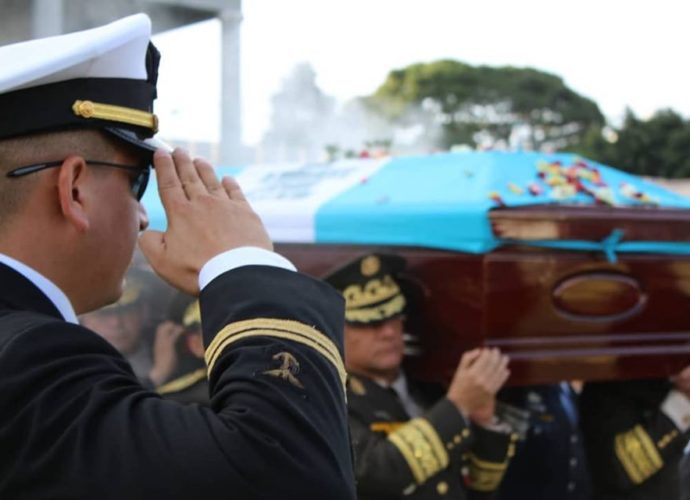 Rinden honores a soldados caídos en el cumplimiento de su deber