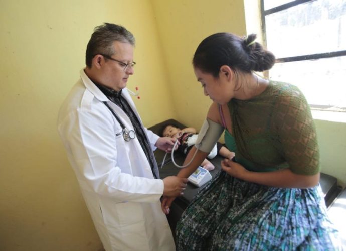 Vecinos de Izabal reciben apoyo en jornada médica por medio del Mingob