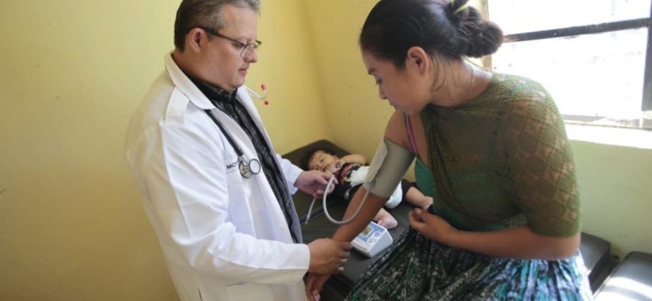 Vecinos de Izabal reciben apoyo en jornada médica por medio del Mingob