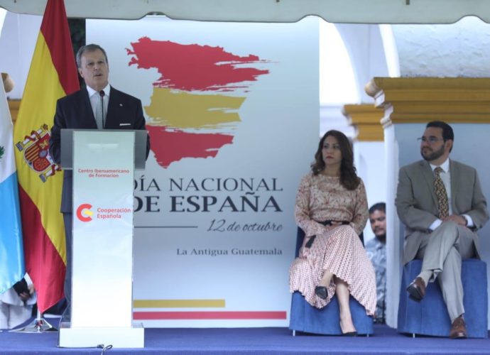 Presidente Jimmy Morales asiste a los actos por el Día Nacional de España