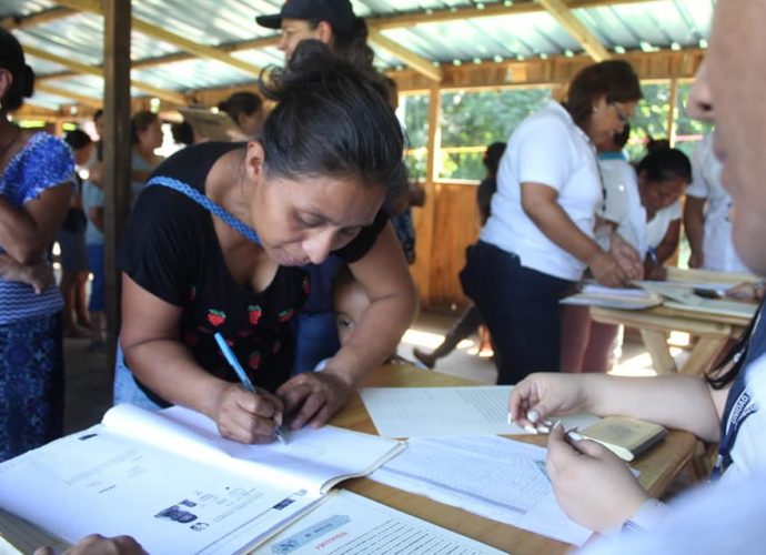 Firman escrituras otras 71 familias para recibir casa digna tras tragedia por erupción