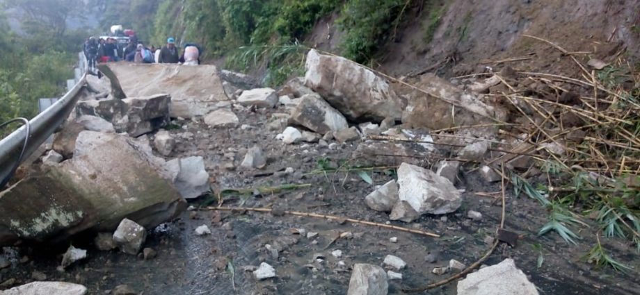 Derrumbe en ruta a Panajachel bloquea el paso vehicular