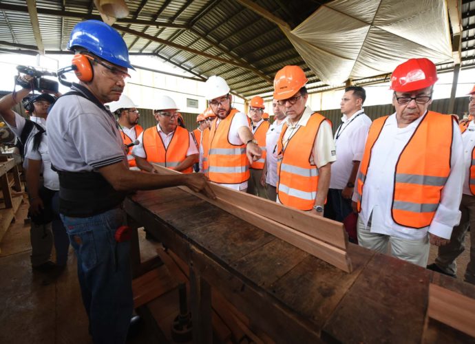 Presidente Jimmy Morales en gira de trabajo visita comunidades en Petén