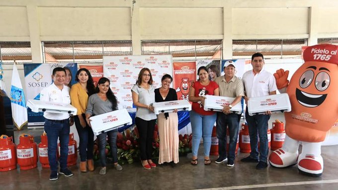 Primera dama Patricia de Morales participa en entrega de estufas en Retalhuleu