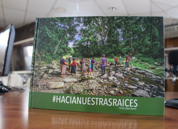 Guatemalteco presenta libro fotográfico con las 25 etnias del país