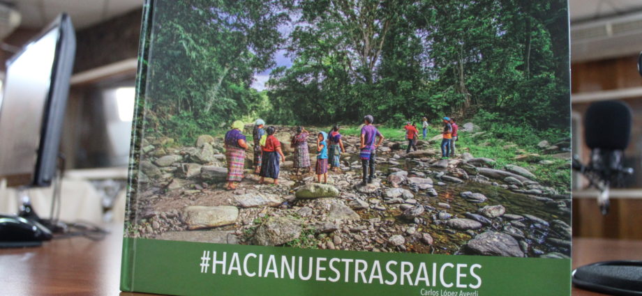 Guatemalteco presenta libro fotográfico con las 25 etnias del país