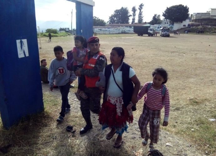 Gobierno inicia traslado de familias afectadas por deslizamientos en Ciudad Peronia, Villa Nueva
