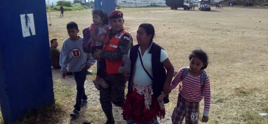 Gobierno inicia traslado de familias afectadas por deslizamientos en Ciudad Peronia, Villa Nueva