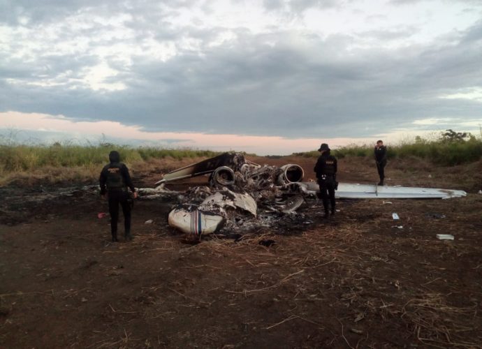 Localizan una avioneta calcinada en Petén y otra aeronave en Cobán