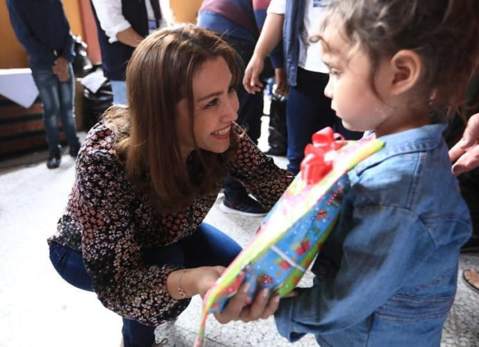 Primera Dama comparte con familias guatemaltecas en distintos puntos del país