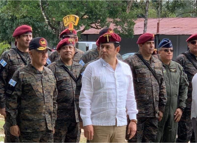 Presidente Morales es nombrado Kaibil Honorario