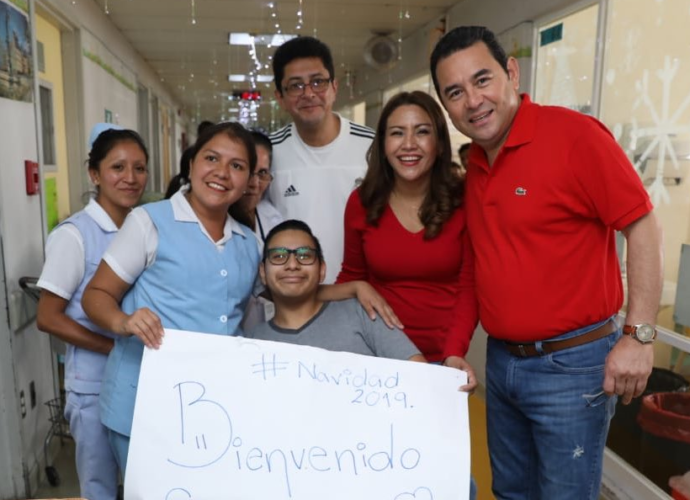 Presidente Morales y Primera Dama visitan a niños de hospitales nacionales