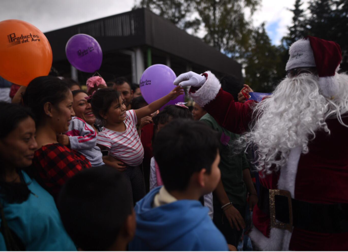 Santa Claus desborda alegría en niños internos del Hospital General