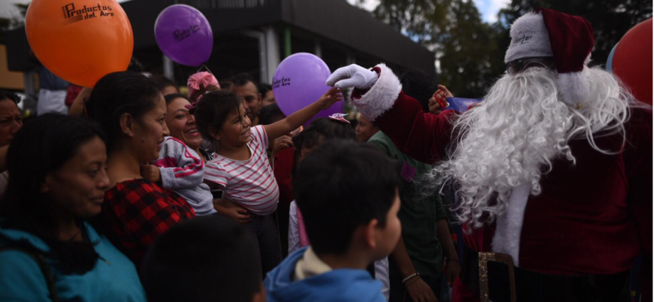 Santa Claus desborda alegría en niños internos del Hospital General