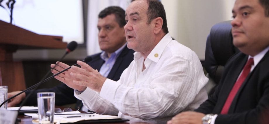 Presidente Alejandro Giammattei propone trabajar agenda legislativa y coordinada