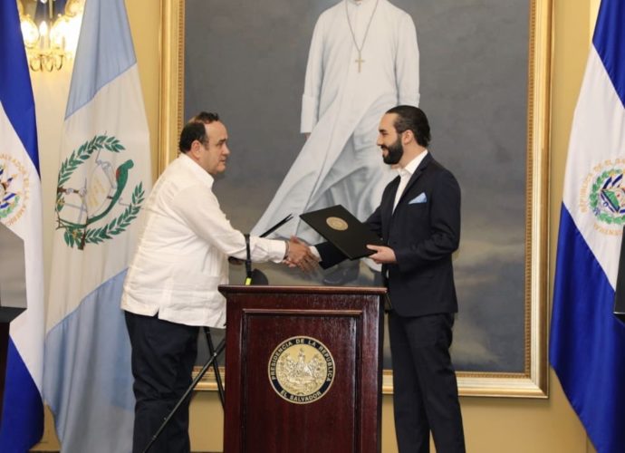 Presidentes de Guatemala y El Salvador acuerdan impulsar las operaciones aéreas entre ambas naciones