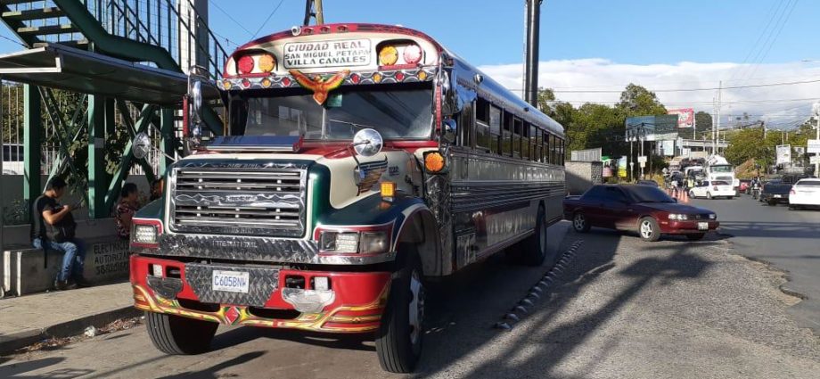 Consignan bus que fue grabado circulando en contra de la vía en Ciudad Real