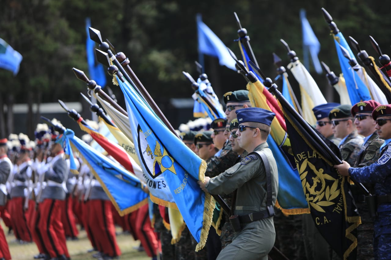 Ceremonia De Saludo Al Comandate General Del Ejército De Guatemala Presidente Alejandro 2501