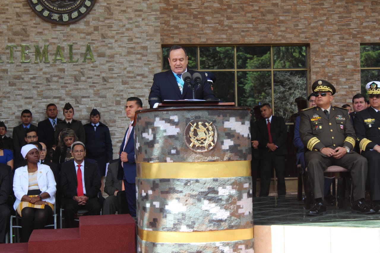 Ceremonia De Saludo Al Comandate General Del Ejército De Guatemala Presidente Alejandro 2134