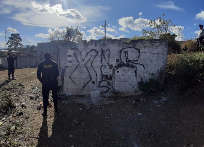 Recuperan 650 metros cuadrados de paredes con grafitis en Mixco y San Juan Sacatepéquez