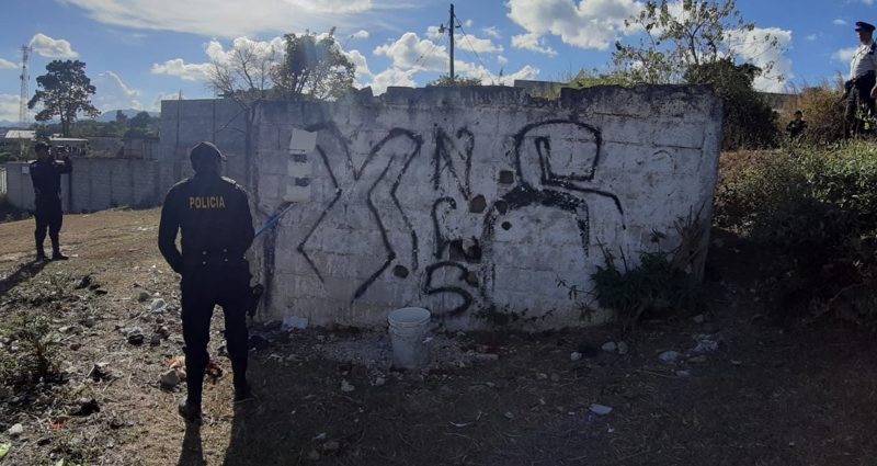 Recuperan 650 metros cuadrados de paredes con grafitis en Mixco y San Juan Sacatepéquez