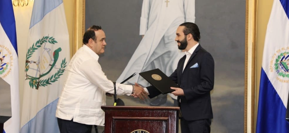 [VÍDEO] Guatemala y El Salvador firman acuerdo sobre cielos abiertos