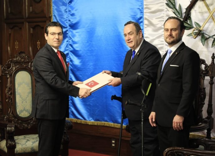 Presidente Giammattei recibe credenciales de embajadores extrajeros
