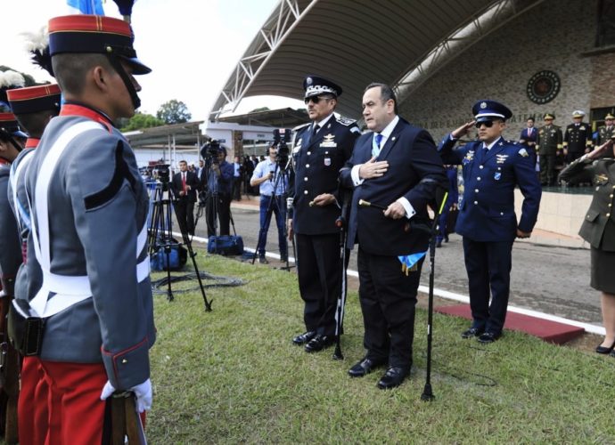 El Ejército de Guatemala rindió honores y saludó al presidente Alejandro Giammattei