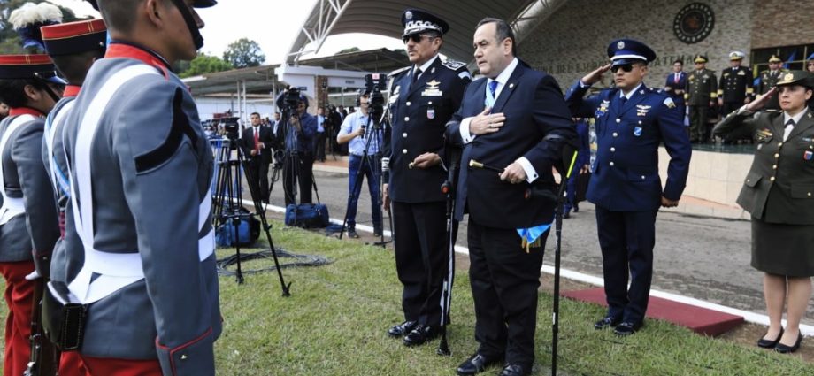 El Ejército de Guatemala rindió honores y saludó al presidente Alejandro Giammattei