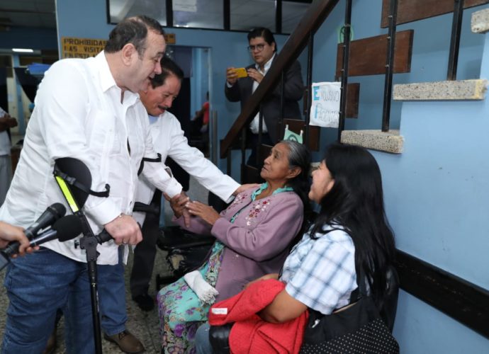 Hospital Nacional de Antigua Guatemala recibe la vista del Presidente Giammattei