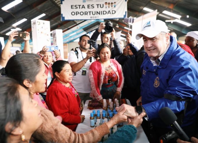 Presidente Giammattei inaugura Feria de Empleo en Quetzaltenango