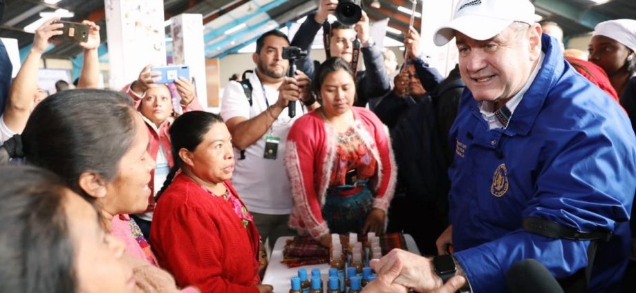 Presidente Giammattei inaugura Feria de Empleo en Quetzaltenango