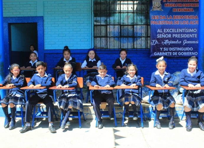 Entregan 460 escritorios en Palestina de los Altos, Quetzaltenango