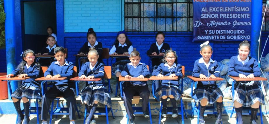 Entregan 460 escritorios en Palestina de los Altos, Quetzaltenango