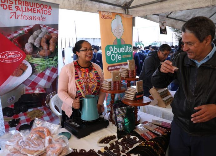 Mipymes exponen artículos y productos en Feria de Quetzaltenango