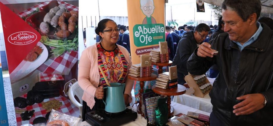 Mipymes exponen artículos y productos en Feria de Quetzaltenango