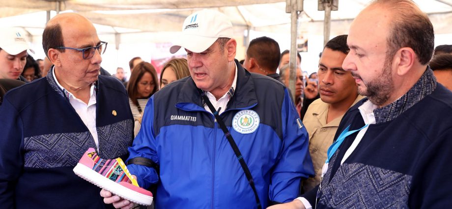 Presidente Alejandro Giammattei inaugura Feria de Mypimes en Quetzaltenango