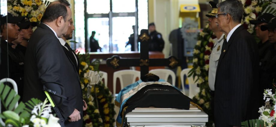 Presidente Giammattei asiste a honras fúnebres de agente de PNC caído en servicio