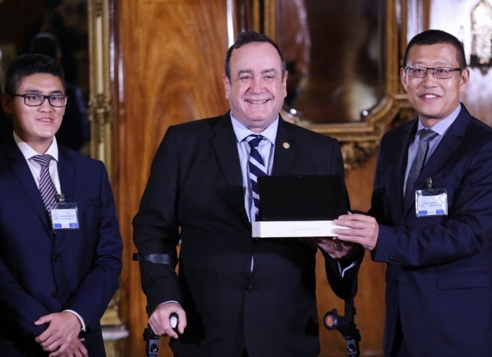 Presidente Giammattei recibe donación de tablets que serán entregadas a escuelas del país