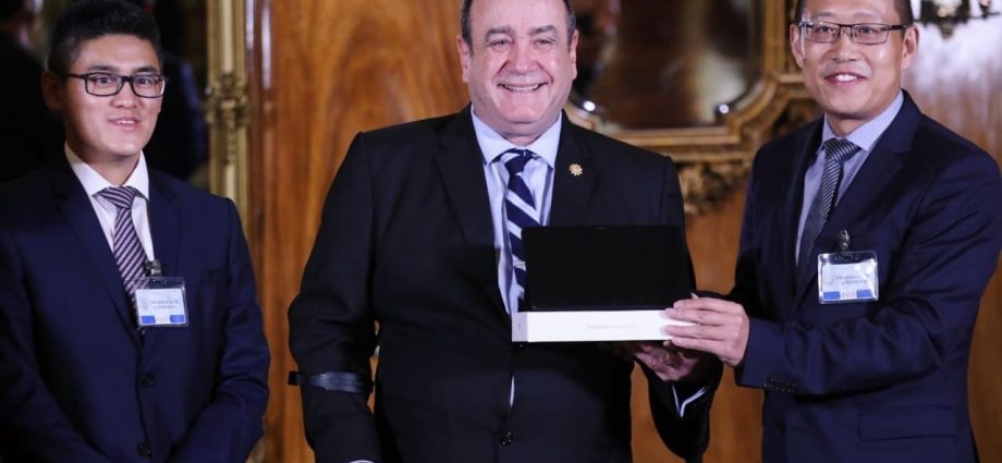 Presidente Giammattei recibe donación de tablets que serán entregadas a escuelas del país