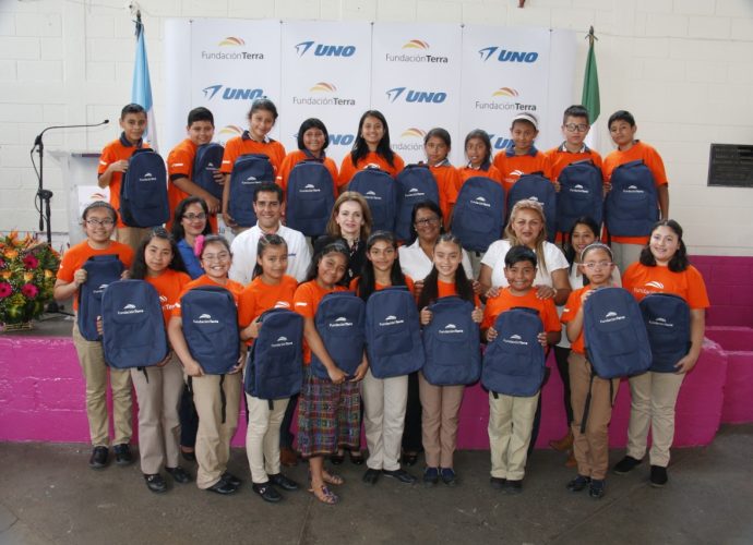 En tres departamentos de Guatemala se inaugura simultáneamente el programa Becas Tutoría