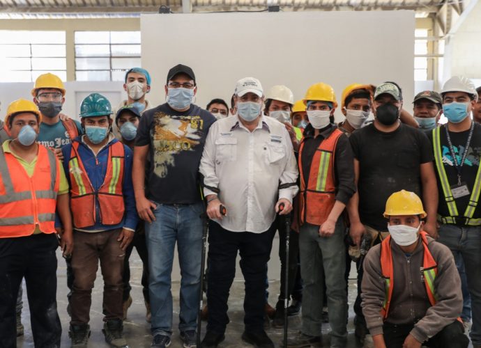 Presidente Giammattei supervisa avances en Hospital de Quetzaltenango contra el COVID-19