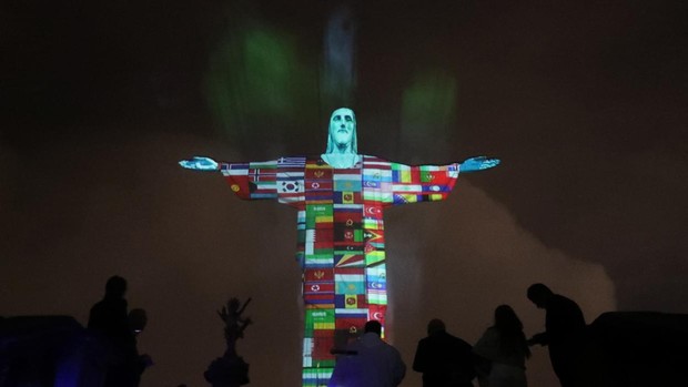 Cristo Redentor de Brasil se ilumina con las banderas de los países afectados por coronavirus
