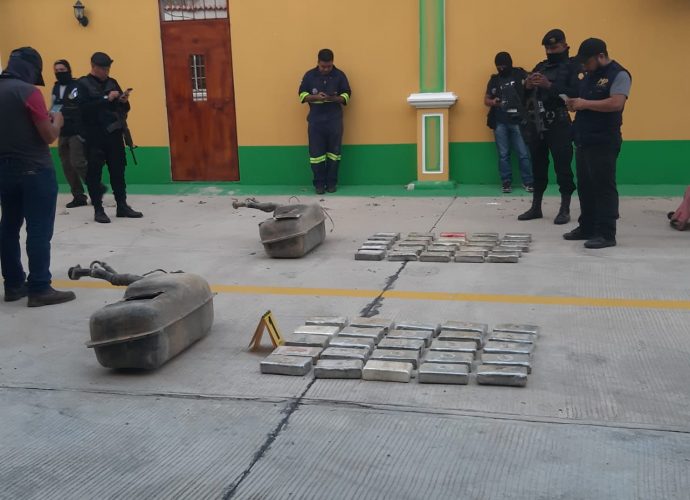 PNC captura a personas que transportaban 50 kilos de cocaína