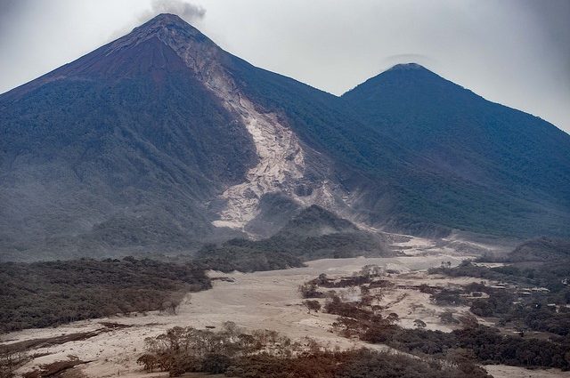 Anuncian temporada de lahares en los volcanes de Fuego y Santiaguito